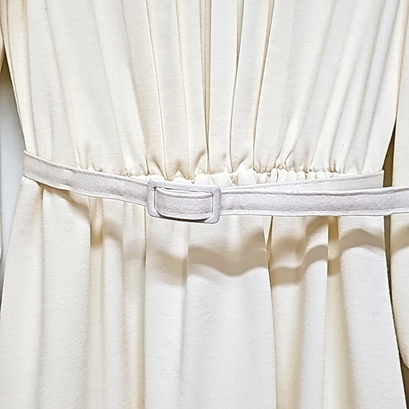Vtg 80's cream color knit, longsleeve dress. Keyhole neck, pleat front, belted - Picture 3 of 13